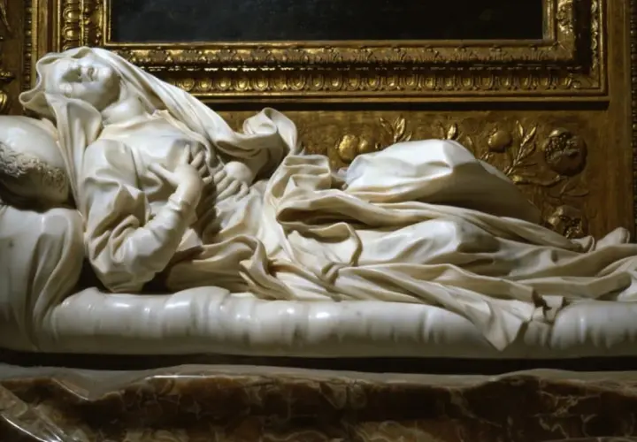 Scultura in marmo di Santa Ludovica in estasi, con drappeggi che ne raccontano la storia.