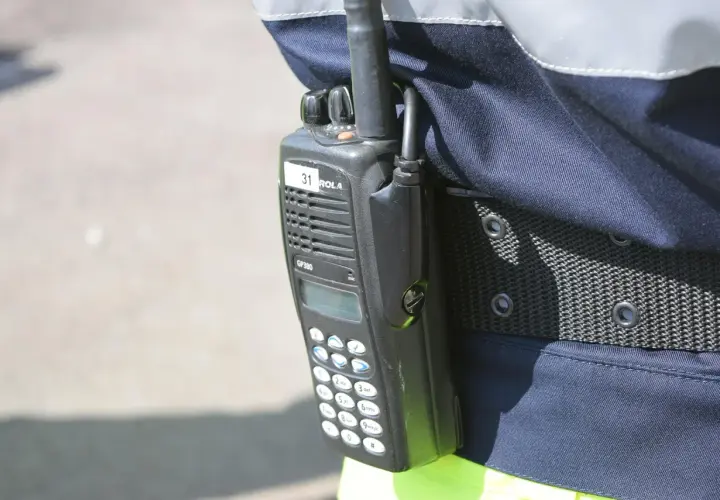 Radiotelefon Motorola GP380 na pasie funkcjonariusza. Służby często używają go do komunikacji, a na jakiej częstotliwości nadaje policja, zależy od regionu i typu łączności.
