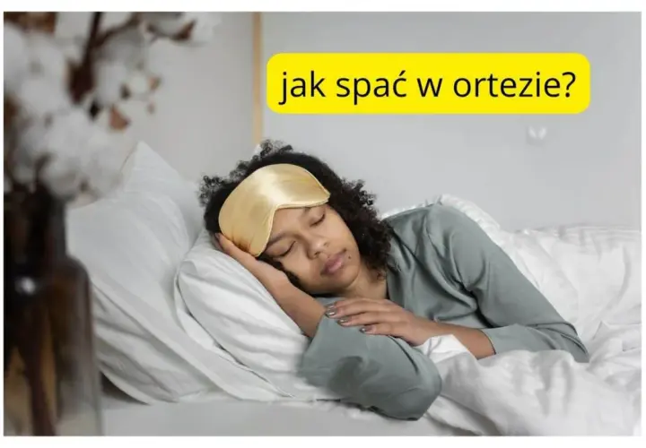 Kobieta śpi na boku w masce na oczy. Czy w ortezie można spać na boku? Pytanie na żółtym tle.