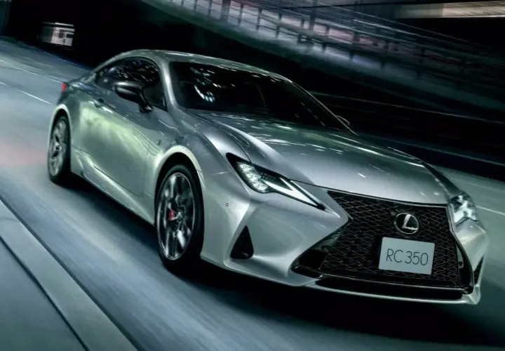 Srebrny Lexus RC 350 pędzi nocą przez tunel, jego światła przecinają mrok.