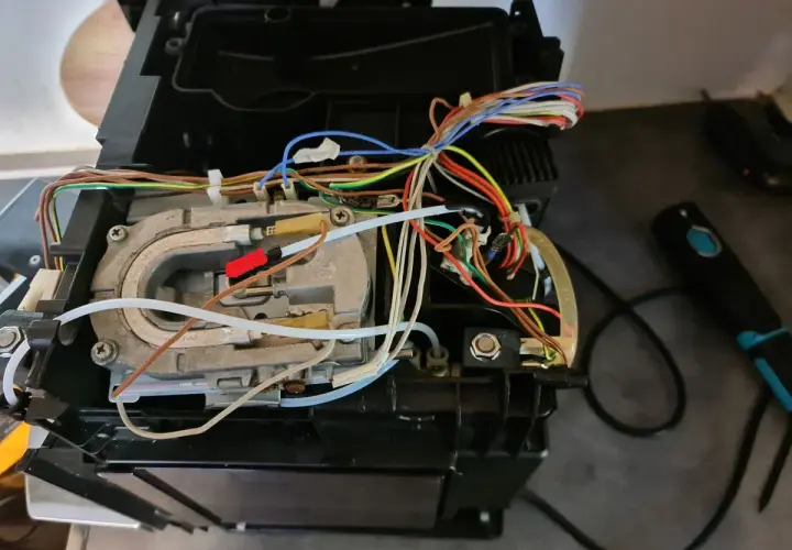 Wnętrze ekspresu DeLonghi, widoczne przewody i elementy grzewcze. Może to być powodem, że ekspres DeLonghi nie płucze.