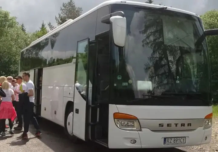 Jak przetrwać długą podróż autokarem bez stresu? Poradnik!