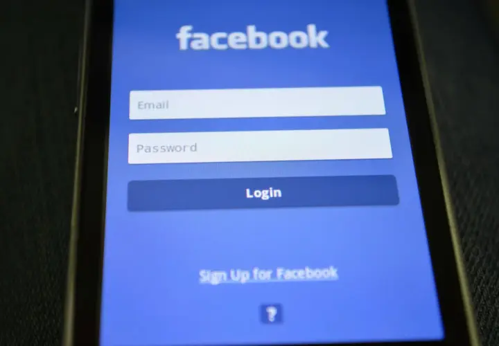 Ekran logowania Facebooka. Widoczne pola na email i hasło, przycisk "Login" oraz opcja "Sign Up for Facebook", która pomoże Ci dowiedzieć się, jak założyć Facebooka.