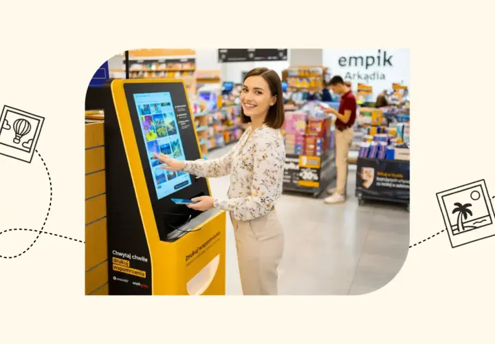 Kobieta korzysta z kiosku Empik, by wydrukować zdjęcia. Tak, w Empiku można wywołać zdjęcia od ręki, tworząc natychmiastowe wspomnienia.