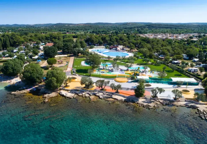 Widok z lotu ptaka na **camping Polari Chorwacja** z basenami, placem zabaw i morzem.