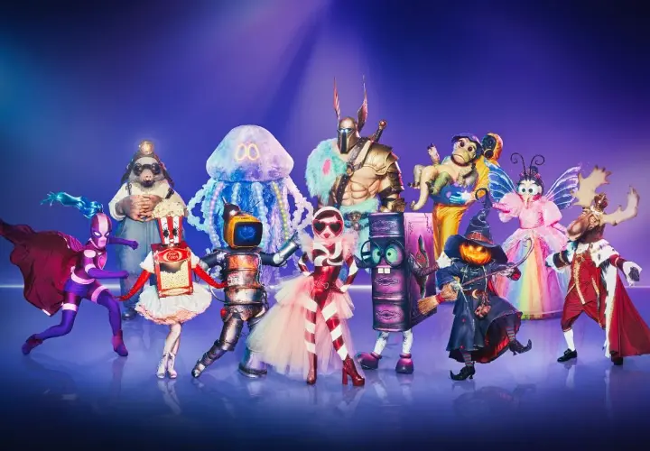 En grupp fantasifulla karaktärer, redo för Masked Singer-tid. En pumpahuvud-häxa, en popcorn-tjej, en älgkung och fler.