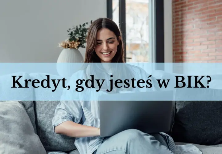 Kobieta z laptopem na kanapie, tekst "Kredyt, gdy jesteś w BIK?".