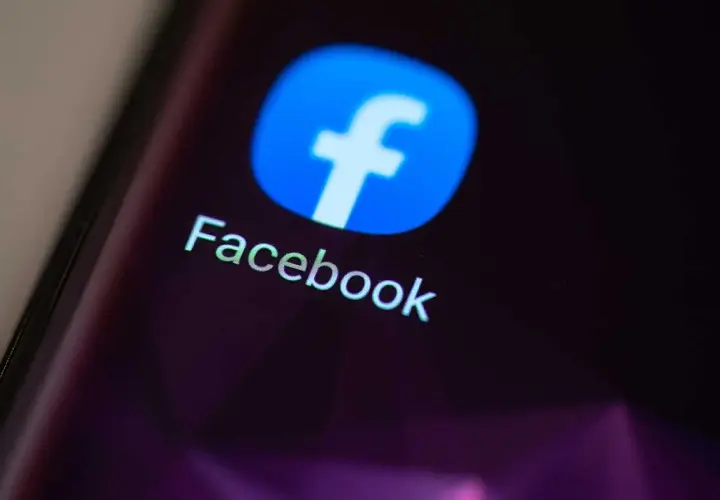 Ikona Facebooka na ekranie smartfona. Zastanawiasz się, od ilu lat jest Facebook?