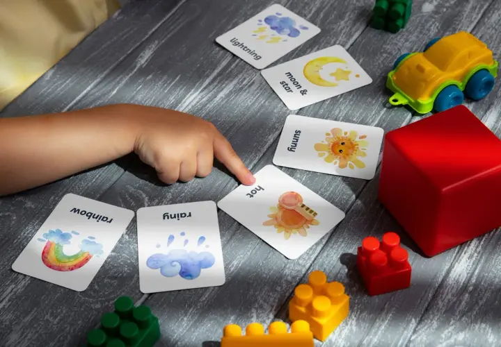 Bambino impara vocaboli inglesi sul tempo con carte illustrate: rainbow, rainy, hot, sunny, moon & star, lightning.