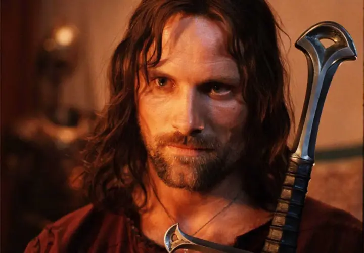 Aragorn, z mieczem w dłoni, gotowy do walki. Władca Pierścieni wersja reżyserska.