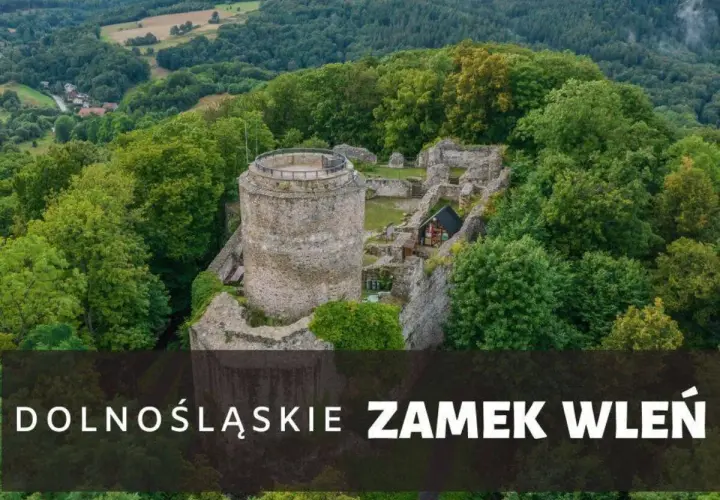 Ruiny zamku Wleń na tle zielonych wzgórz. Dowiedz się, jak dojechać do tego malowniczego miejsca.