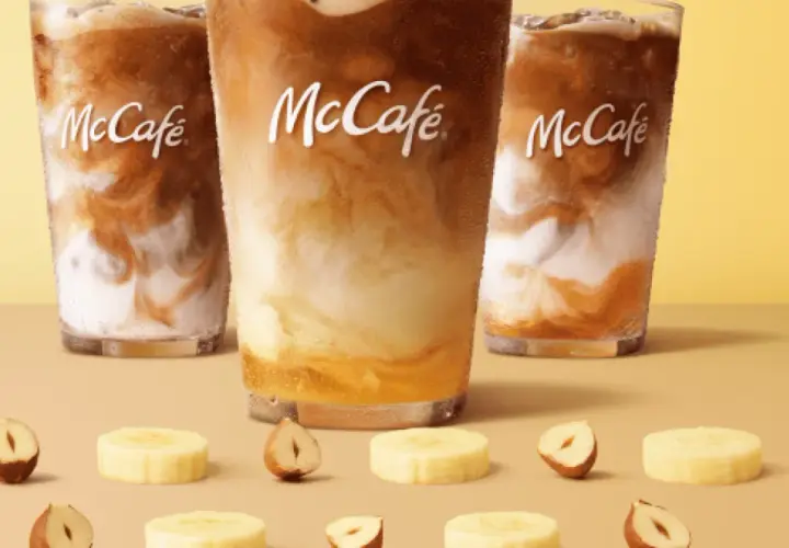 Chcesz wiedzieć, ile kofeiny ma kawa z McDonald's? Na zdjęciu mrożone kawy McCafé z bananem i orzechami laskowymi.