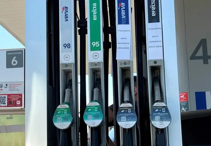 Stacja paliw z dystrybutorami benzyny 98, 95 i diesla. Czy diesel jest cięższy od benzyny? Sprawdź na dystrybutorze.