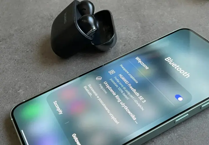 Jak połączyć słuchawki bezprzewodowe Huawei z telefonem? Na ekranie telefonu widać menu Bluetooth z podłączonymi słuchawkami HUAWEI FreeBuds SE 3.