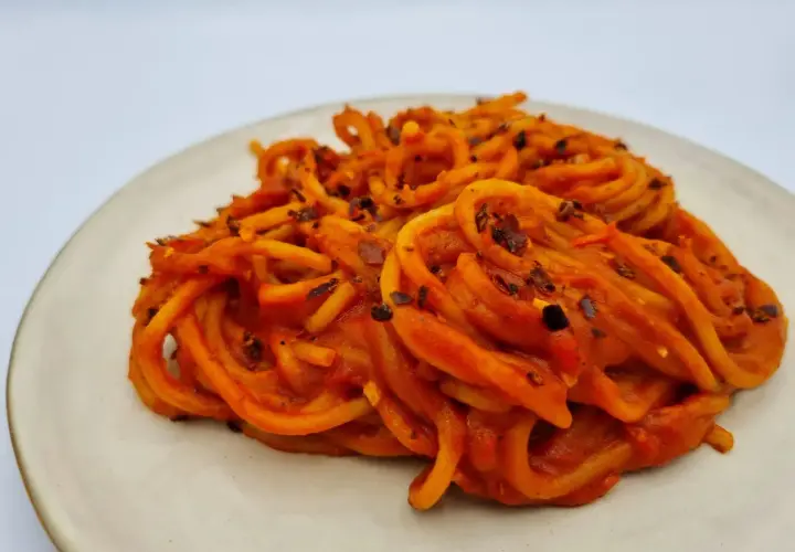Spaghetti all'assassina, pikantne i aromatyczne, na talerzu.