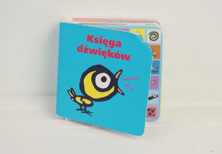 Książka dźwięków dla noworodków z wesołym ptaszkiem.