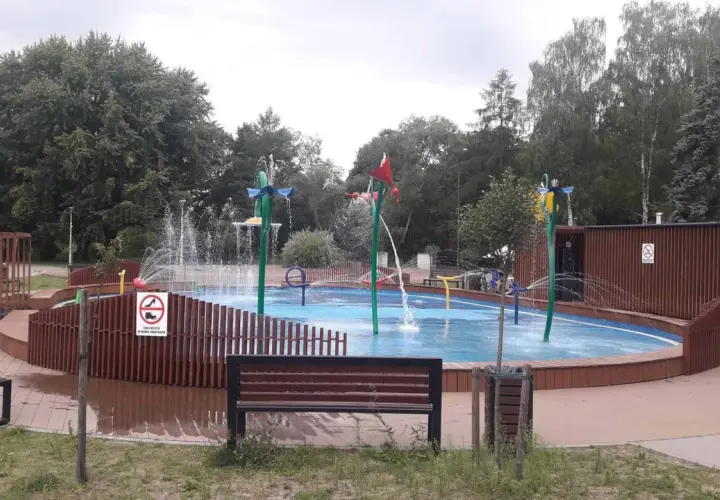 Nowe atrakcje dla dzieci w Pabianicach: wodny plac zabaw z fontannami i zraszaczami, idealny na upalne dni.