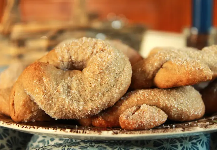 Ciambelline al vino dorate e cosparse di zucchero, pronte per essere gustate.