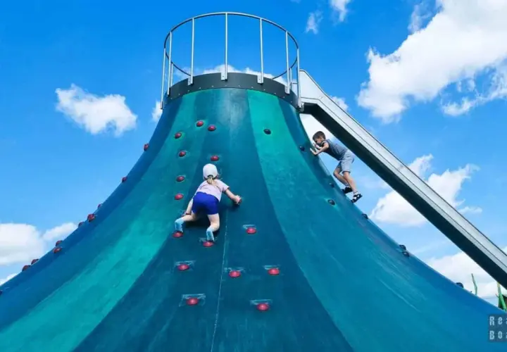 Dzieci wspinają się po ściankach w Majaland Kownaty. Pozytywne opinie o atrakcjach dla maluchów.
