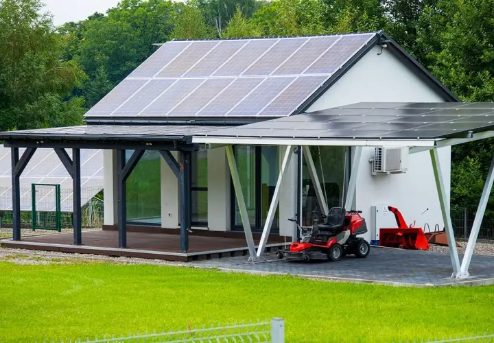 Maison avec panneaux solaires sur le toit et le carport. Un contrat EDF photovoltaïque est en cours pour le changement de propriétaire.