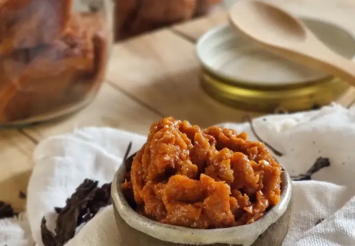 Un vasetto di umeboshi, un alimento fermentato con tanti benefici, pronto per essere gustato.