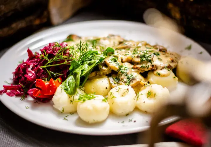 Gdzie zjeść w Świętej Katarzynie? Odkryj najlepsze lokale gastronomiczne