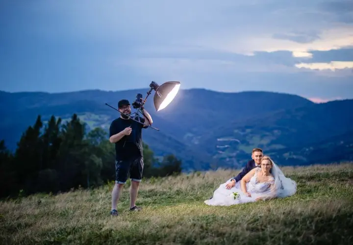 Fotograf tworzy magiczne ujęcia pary młodej podczas sesji plener co to za piękny widok!
