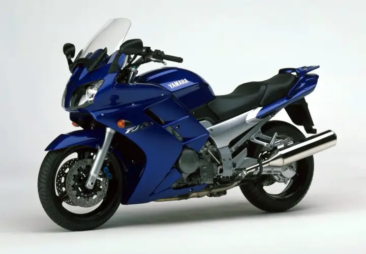 Yamaha FJR 1300 azul, lista para patrullar como una moto de la Guardia Civil.