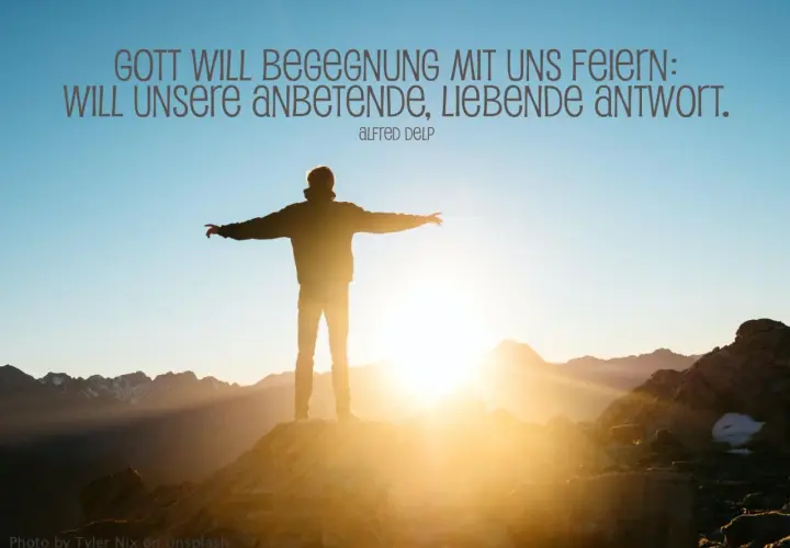 Mann auf Bergspitze mit ausgebreiteten Armen im Sonnenuntergang. Ein Zitat über Gottes Wunsch nach Begegnung, wie in Psalm 113.