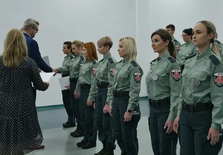 Uroczyste wręczenie dokumentów nowym funkcjonariuszkom służby celno-skarbowej.