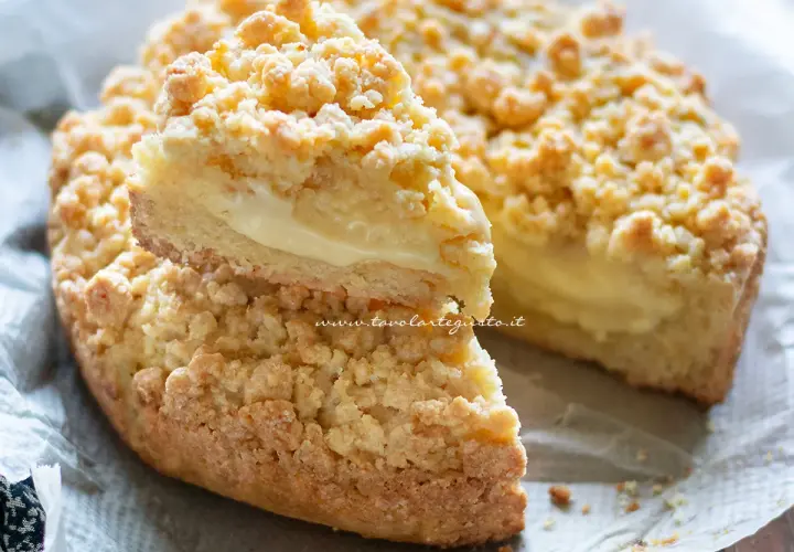 Sbriciolata alla crema: un dolce goloso con un guscio croccante e un cuore morbido e vellutato. Perfetta per ogni occasione.