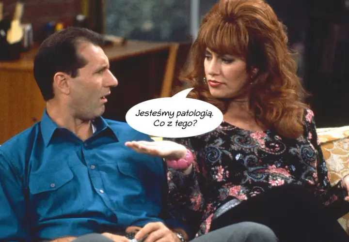Al Bundy i Peggy siedzą na kanapie, dyskutując o swoim życiu. "Jesteśmy patologią. Co z tego?" - mówi Peggy, co idealnie oddaje ducha "Świata według Bundych".