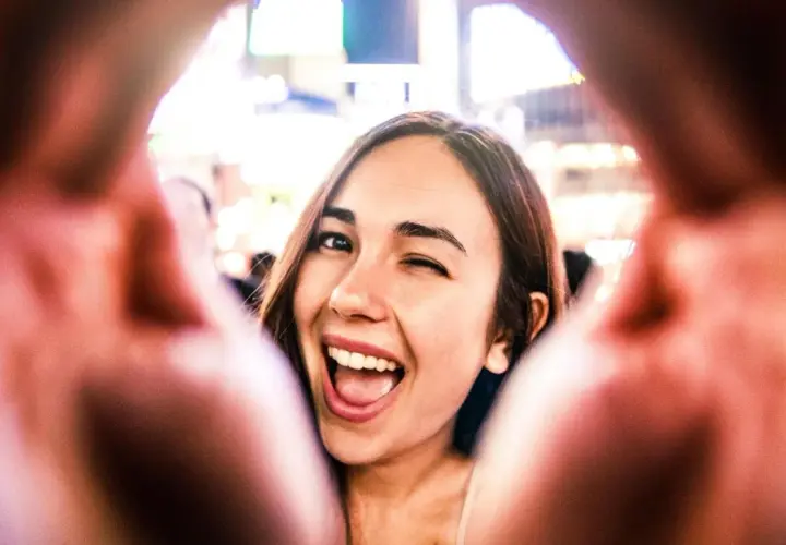 Un sorriso contagioso e un occhiolino: ecco come piacere alle persone. La gioia è il segreto per connettersi.