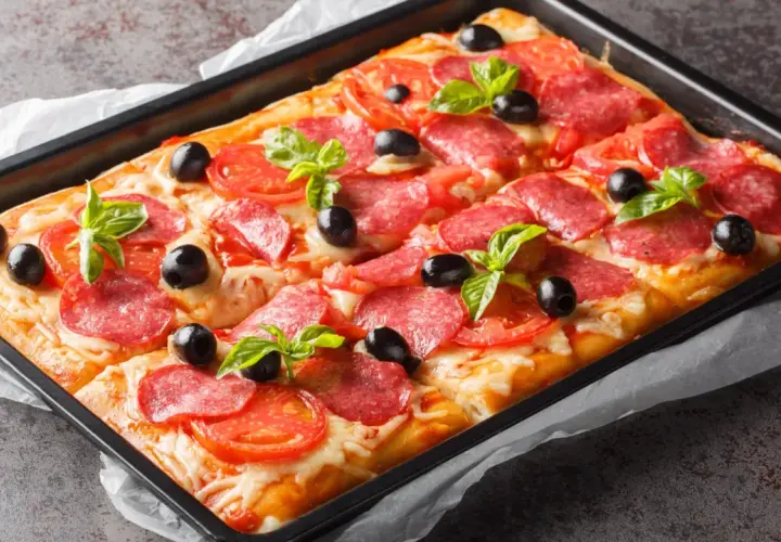 Chrupiąca pizza z ciasta francuskiego z salami, pomidorami, oliwkami i bazylią, prosto z blachy.