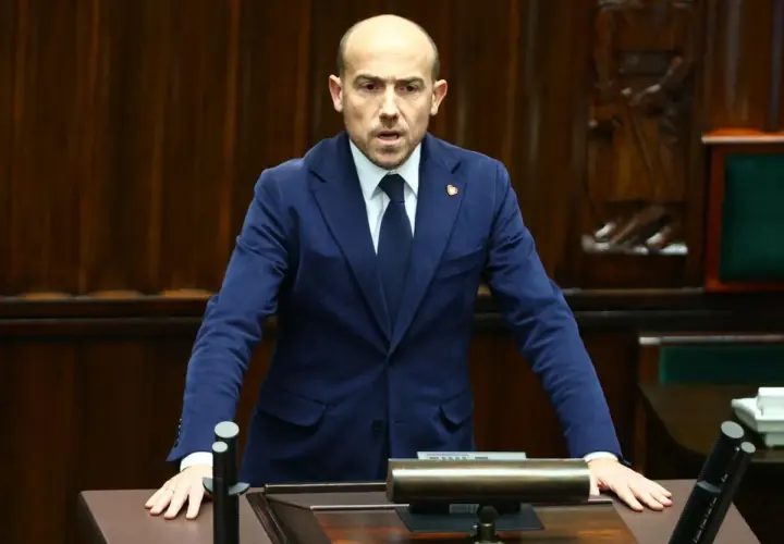 Borys Budka, polityk, przemawia w sejmie. Jego wiek nie jest widoczny, ale jego postawa sugeruje doświadczenie.