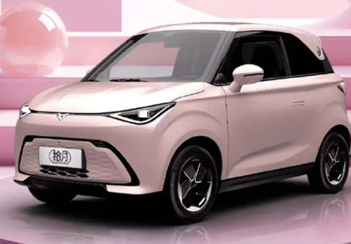 Un'elegante auto elettrica cinese color rosa pastello, con un design moderno e compatto, pronta a conquistare le strade.