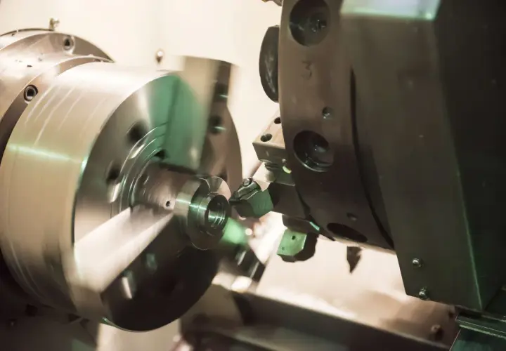 Precyzyjne toczenie CNC metalowego elementu na obracającym się wrzecionie.