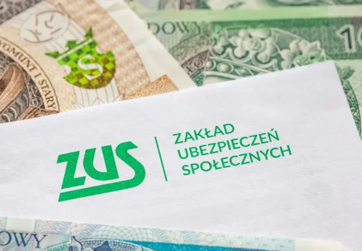 ZUS i polskie banknoty. Dokument z logo ZUS sugeruje sprawy związane z zasiłkiem chorobowym.