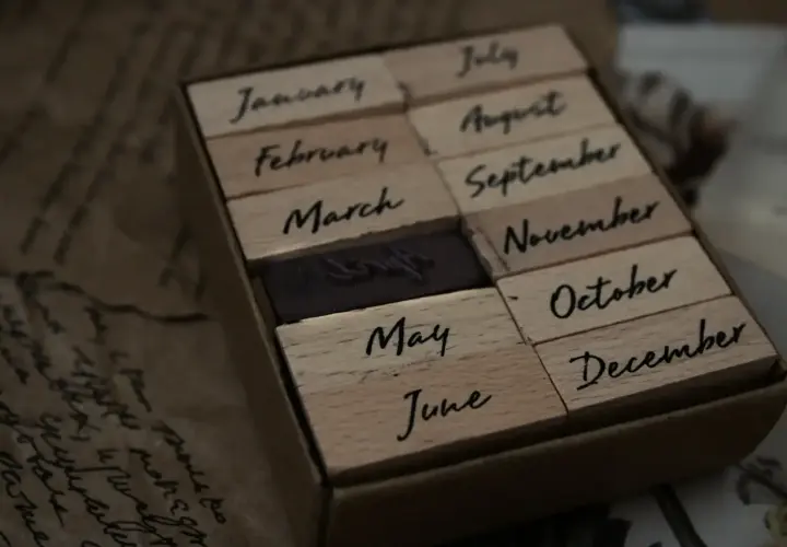 Drewniane klocki z nazwami miesięcy. Sierpień po angielsku to "August".