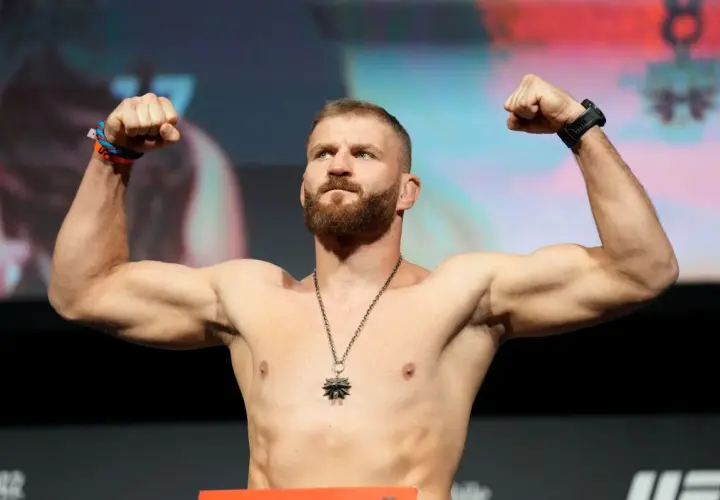 Jan Błachowicz, wojownik wagi lekkiej UFC, napina bicepsy na ważeniu.