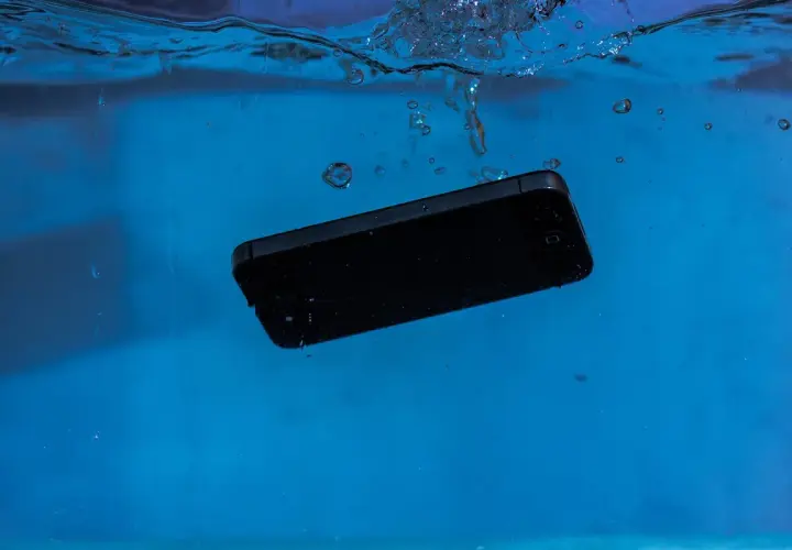 iPhone 13: Wodoodporny czy wodoszczelny? Co z gwarancją?