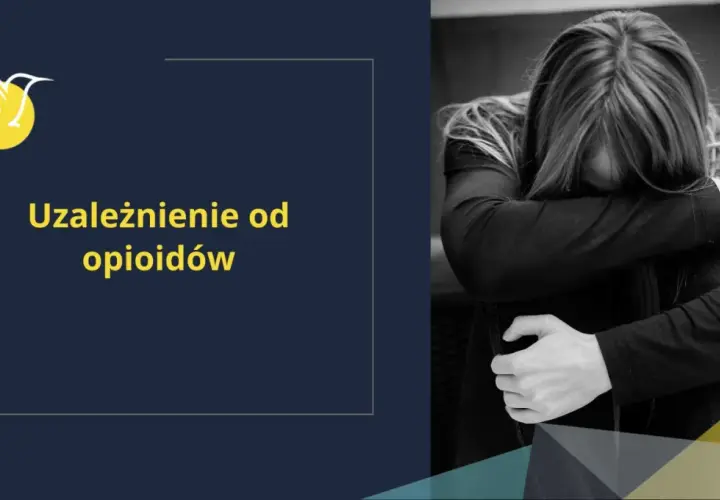 Czarno-białe zdjęcie osoby obejmującej się, z tekstem "Uzależnienie od opioidów" na ciemnym tle.
