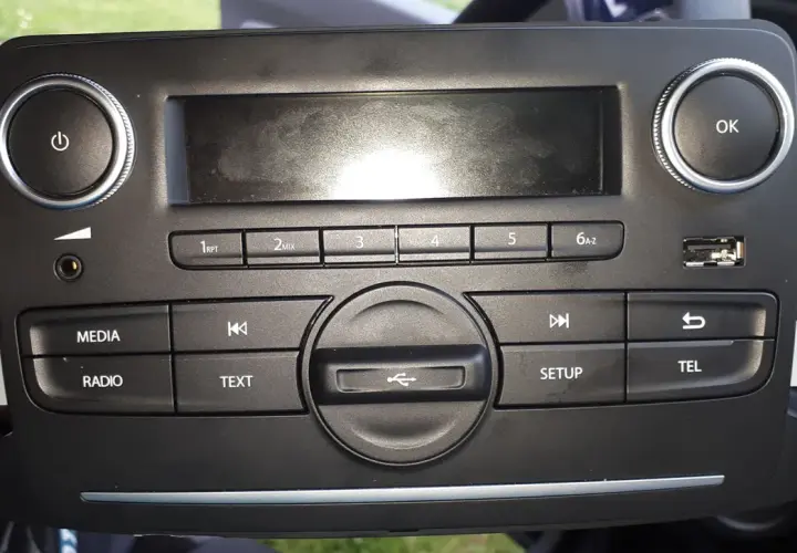 Radio samochodowe Dacia Duster z przyciskami i wyświetlaczem. Szukasz informacji, gdzie znaleźć kod do radia Dacia Duster?