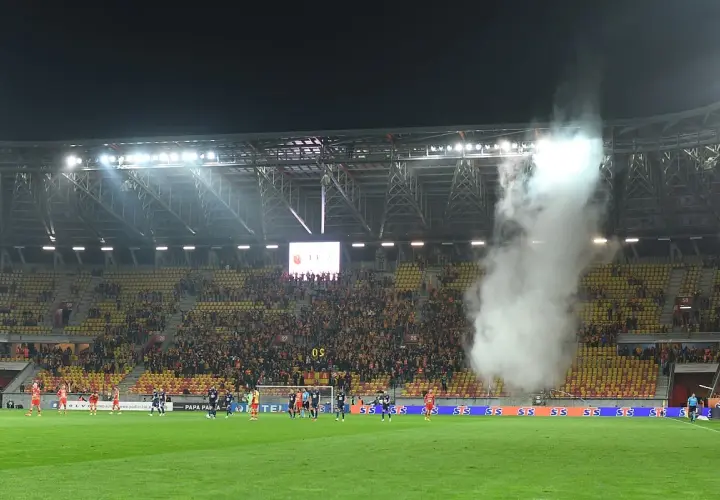 Dym z rac zasnuwa trybuny stadionu, gdzie kibice dopingują swoją drużynę. Czy to najgorszy klub na świecie, czy tylko zły dzień?