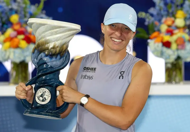 Uśmiechnięta tenisistka z pucharem Cincinnati Open, symbol triumfu i potencjalnie kolejny krok w kierunku WTA ranking wszechczasów.
