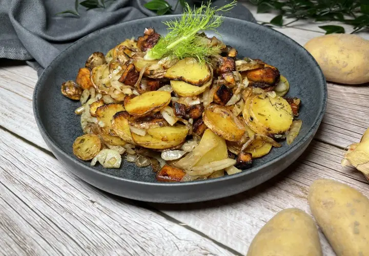 Geröstete Kartoffeln mit Zwiebeln und Fenchel, ein köstliches Gericht, das sich gut für Fenchel Rezepte eignet.
