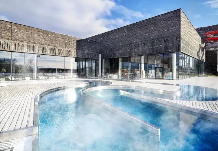 Nowe Termy Warmińskie zachwycają nowoczesną architekturą i basenami z parującą wodą. Warto sprawdzić opinie przed wizytą!