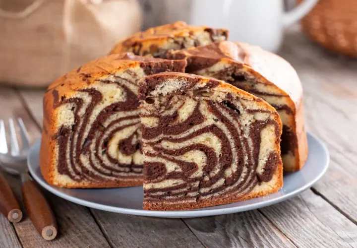 Szybkie ciasto na niedzielę do kawy – marmurek z pięknymi wzorami. Idealne na rodzinne popołudnie.