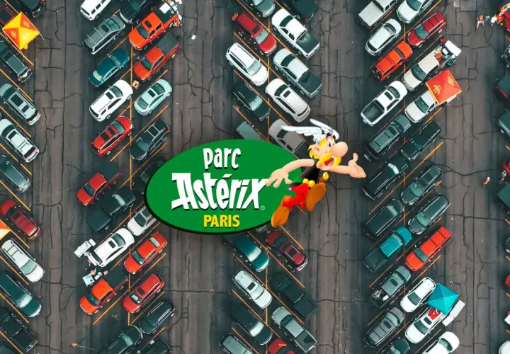 Vue aérienne d'un parking rempli de voitures, avec le logo du Parc Astérix et Astérix lui-même. Idéal pour un camping-car !