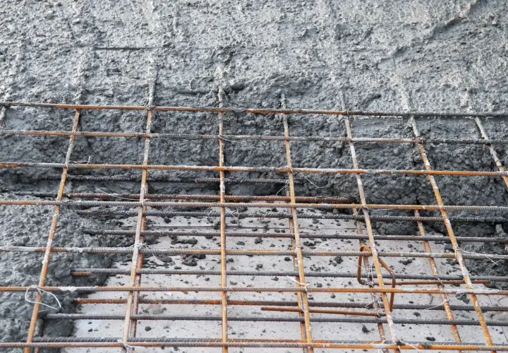 Siatka zbrojeniowa czeka na beton. Jaki beton na chudziaka będzie najlepszy? Ten szary, mokry materiał wygląda obiecująco.